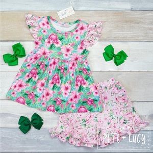 Pete + Lucy Short set hibiscus flowers